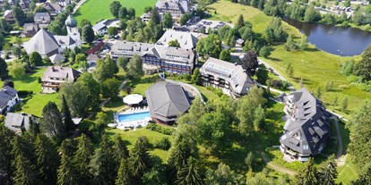 Golfurlaub - Parkplatz - Schwarzwald - Das Parkhotel Adler mit kleinem Adlersee und Privatpark auf seinem Anwesen von 70.000 Quadratmetern, 5 km von der 18-Loch-Anlage des Golfclubs Hochschwarzwald. - Parkhotel Adler 