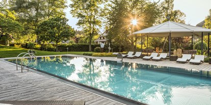 Golfurlaub - Sonnenterrasse - Schwarzwald - Beheizter Outdoorpool mit Liegedeck und -wiese am Hotelpark sowie mit überdachter Chill-Lounge. - Parkhotel Adler 