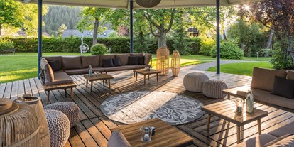 Golfurlaub - Garten - Baden-Württemberg - Chill-Lounge am Outdoorpool des Parkhotel Adler in Hinterzarten. - Parkhotel Adler 