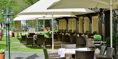 Golfurlaub - Garten - Baden-Württemberg - Terrasse vor dem historischen Schwarzwaldhaus des Parkhotel Adler. - Parkhotel Adler 