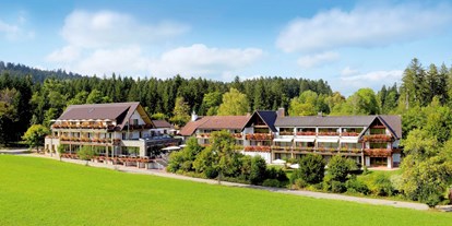 Golfurlaub - Parkplatz - Schwarzwald - Hausansicht - Hotel Grüner Wald