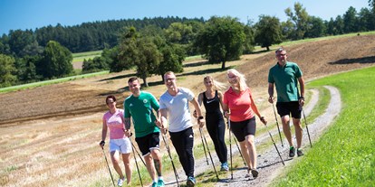 Golfurlaub - Preisniveau: moderat - Bäderdreieck - AktiVital-Programm mit Nordic Walking, (Duft) Qi Gong, geführten Wanderungen, Aqua Fit, meditativer Entspannung, progressiver Muskelentspannung und Bogenschießen - AktiVital Hotel 