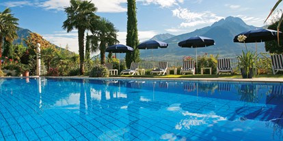 Golfurlaub - veganes Essen - Italien - Relaxen am Pool mit Blick auf die Kurstadt Meran - Park Hotel Reserve Marlena