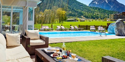 Golfurlaub - Umgebungsschwerpunkt: Berg - Tirol - Aussenpool mit Wasserfall - Hotel Post am See 