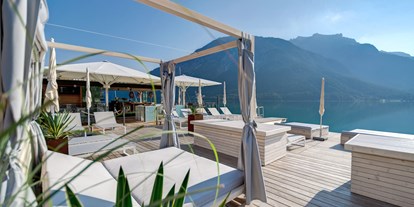 Golfurlaub - Sonnenterrasse - Tiroler Unterland - Liegesteg mit Bali Liegen - Hotel Post am See 
