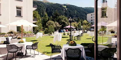 Golfurlaub - 24-Stunden Rezeption - Schweiz - Garten Terrasse - Hotel Morosani Schweizerhof
