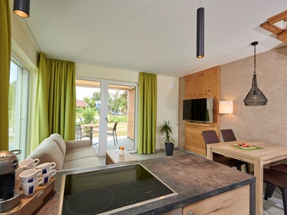 Golfurlaub - Waschmaschine - Ostbayern - 5* Ferienhaus-Apartment Typ 2, seitliche Lage,  Wohnbereich - Bachhof Resort Straubing - Hotel und Apartments