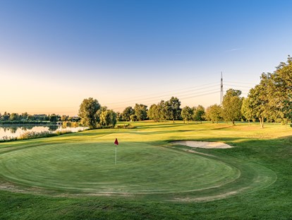 Golfurlaub - Golfkurse vom Hotel organisiert - Ostbayern - Loch 18 - Südblick - Bachhof Resort Straubing - Hotel und Apartments