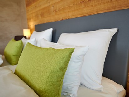 Golfurlaub - Wellnessbereich - bequeme Kissen für erholsamen Schlaf - Bachhof Resort Straubing - Hotel und Apartments