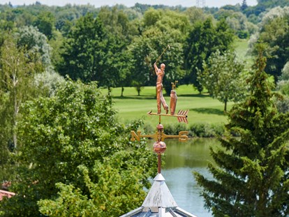 Golfurlaub - Pools: Schwimmteich - Bayern - Vogelperspektive vom Hotel zum Clubhaus - Bachhof Resort Straubing - Hotel und Apartments