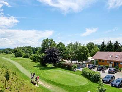 Golfurlaub - Pools: Schwimmteich - Blick vom Hotel zum Clubhaus mit Restaurant und zur Bahn 3 - Bachhof Resort Straubing - Hotel und Apartments