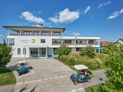 Golfurlaub - Pools: Schwimmteich - Bayern - Unser 4* Resort Hotel - Bachhof Resort Straubing - Hotel und Apartments