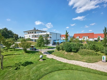 Golfurlaub - Golfkurse vom Hotel organisiert - Ostbayern - Hotel und 5* Ferienhaus Apartments - Bachhof Resort Straubing - Hotel und Apartments
