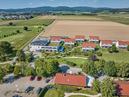 Golfurlaub - Pools: Schwimmteich - mit Blick auf den Bayerischen Wald - Bachhof Resort Straubing - Hotel und Apartments