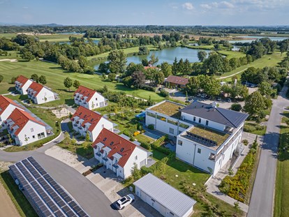 Golfurlaub - Golftrolley-Raum - Bayern - Blick auf Abschlag 3 bis 9 - Bachhof Resort Straubing - Hotel und Apartments