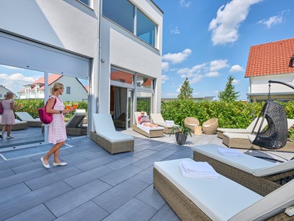 Golfurlaub - Pools: Schwimmteich - Die Wellness - Terrasse - Bachhof Resort Straubing - Hotel und Apartments