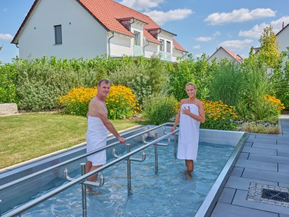 Golfurlaub - Pools: Schwimmteich - Bayern - Kneippbecken mit Blick auf unsere Ferienhaus - Apartments - Bachhof Resort Straubing - Hotel und Apartments