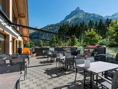 Golfurlaub - Waschmaschine - Schweiz - Sommerterrasse Restaurant mit Aussicht auf die Berge - Alpenresort Eienwäldli Engelberg