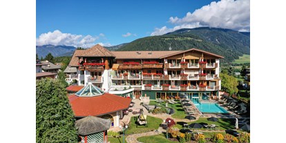 Golfurlaub - veganes Essen - Italien - Mirabell Dolomites-gartenansicht-hotel-sommer - MIRABELL DOLOMITES HOTEL . LUXURY . AYURVEDA & SPA 