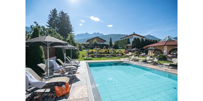 Golfurlaub - Bademantel - Italien - Mirabell Dolomites Hotel-Olang-Suedtirol-Garten-outdoor pool - MIRABELL DOLOMITES HOTEL . LUXURY . AYURVEDA & SPA 