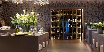 Golfurlaub - Hotelbar - Italien - Buffetbereich & Wein-Vitrine - Hotel Giardino Marling