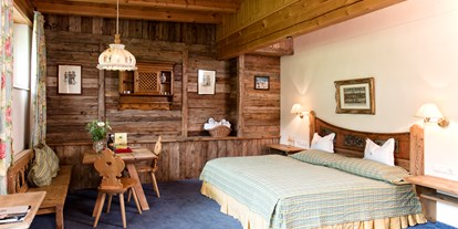 Golfurlaub - Umgebungsschwerpunkt: am Land - Tiroler Unterland - Doppelzimmer de Luxe. All unsere 49 Zimmer sind im Tiroler Stil mit viel Charme und individuell eingerichtet. - Rasmushof Hotel Kitzbühel