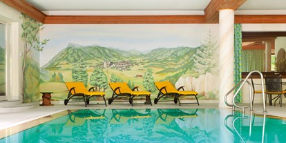 Golfurlaub - Hotelbar - Tirol - Rasirena - unser Wellnessbereich mit Schwimmbad, Sauna, Dampfbad, Fitnessraum und Liegewiese im Freien. Massagen auf Anfrage. - Rasmushof Hotel Kitzbühel