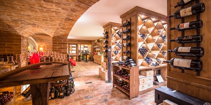 Golfurlaub - Hotelbar - Tirol - Unser Weinkeller in dem wir mehr als 400 Etiketten lagern. Unser Sommelier Michael berät Sie gerne aus unserer gut sortierten Weinkarte. - Rasmushof Hotel Kitzbühel
