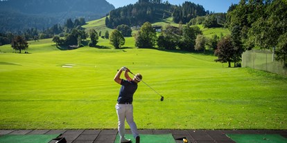 Golfurlaub - Doppelwaschbecken - Tirol - Überdachte Driving Range direkt am Hotel - sowie Chipping und Putting Green. - Rasmushof Hotel Kitzbühel