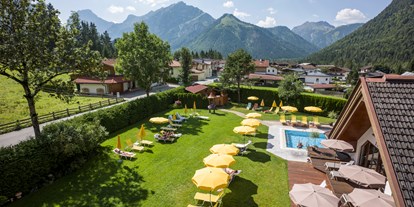 Golfurlaub - Zimmersafe - Tirol - Outdoorpool 29°C und Liegewiese - Hotel Karlwirt - Alpine Wellness am Achensee