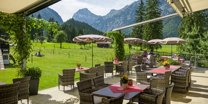 Golfurlaub - Umgebungsschwerpunkt: Berg - Tirol - Best versteckte Terrasse beim Langlaufstüberl - direkt am Golfplatz - Hotel Karlwirt - Alpine Wellness am Achensee