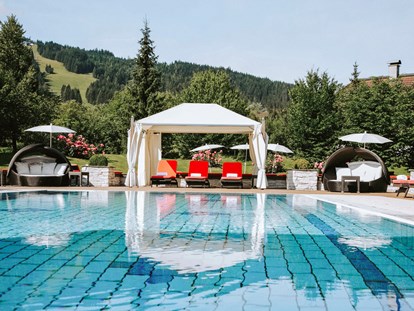 Golfurlaub - Hotelbar - Beheizter Außenpool mit wunderschöner Liegewiese  - Gut Weissenhof ****S