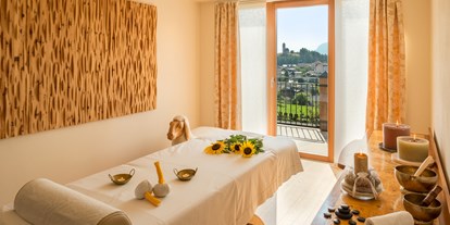 Golfurlaub - Bademantel - Italien - Massageraum -  Hotel Emmy-five elements