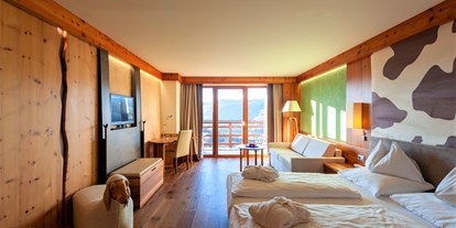 Golfurlaub - veganes Essen - Italien - "Zirm" Zimmer mit Balkon und Dorfblick -  Hotel Emmy-five elements