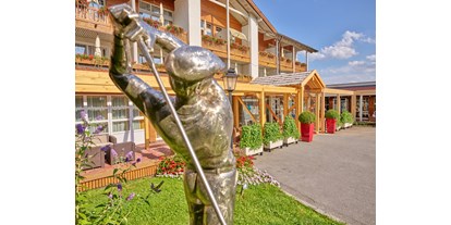 Golfurlaub - Golftrolley-Raum - Bayern - Hoteleingang - Hartls Parkhotel Bad Griesbach