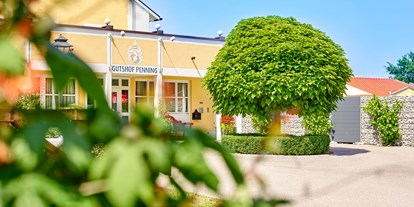 Golfurlaub - Golftrolley-Raum - Bayern - Hoteleingang - Gutshof Penning