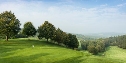 Golfurlaub - Golfkurse vom Hotel organisiert - Ostbayern - Golf Course Lederbach
ca.10 Minuten entfernt, sehr hügelig, teilweise starke Anstiege hat aber breite Fairways und einen tollen Blick auf der einen Seite in den bayerischen Wald und auf der anderen Seite zu den Alpen.
Cart ist zu empfehlen. - Gutshof Penning