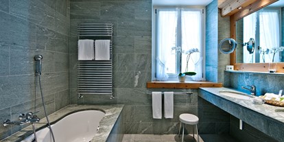 Golfurlaub - Haartrockner - Schweiz - Badezimmer mit einheimischem Granit und Marmor - Parkhotel Margna