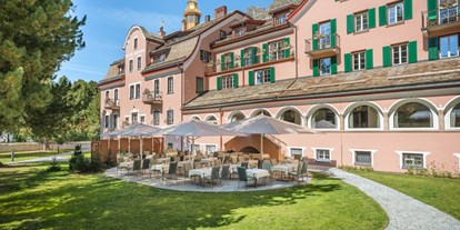 Golfurlaub - Golfschule - Schweiz - Grosszügiger Hotelpark mit mächtigen Bäumen und einer Sonnenterrasse - Parkhotel Margna