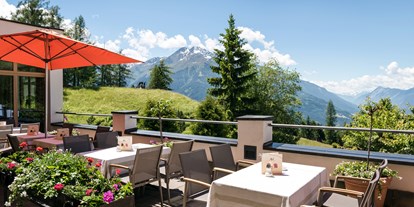 Golfurlaub - Hotel-Schwerpunkt: Golf & Hund - Tirol - Panorama Terrasse mit Blick in das obere Inntal - Inntalerhof - DAS Panoramahotel