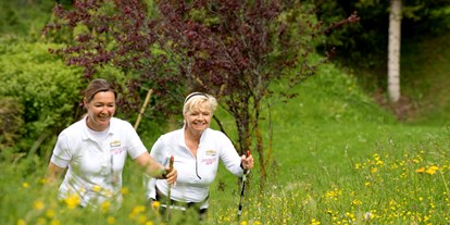 Golfurlaub - Zimmersafe - Tirol - Nordic Walking durch die Blumenwiese im Inntalerhof - Inntalerhof - DAS Panoramahotel