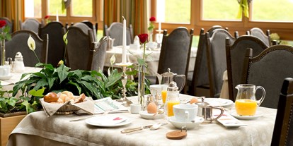 Golfurlaub - Zimmersafe - Tirol - Frühstück bereits mit Aussicht - Inntalerhof - DAS Panoramahotel