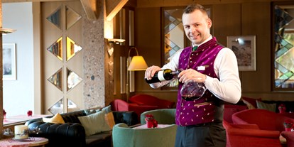 Golfurlaub - Zimmersafe - Tirol - Genießen Sie nach einem aktiven Tag am Abend ein Glas Wein in der Lounge, im Winter mit Kamin oder im Sommer auf der Panoramaterrasse! - Inntalerhof - DAS Panoramahotel