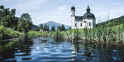 Golfurlaub - Doppelwaschbecken - Tirol - Das Seekirchl - Wahrzeichen von Seefeld - Inntalerhof - DAS Panoramahotel