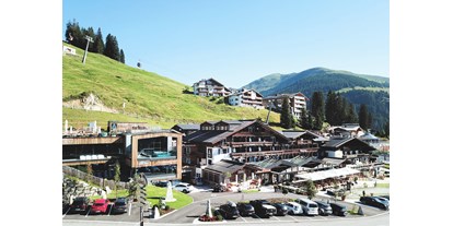 Golfurlaub - Bademantel - Pinzgau - Hotel Außenansicht - Sommer - Das Alpenwelt Resort****SUPERIOR