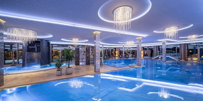 Golfurlaub - Pools: Schwimmteich - Bayern - 20 m Indoorbecken mit Attraktionspools und Wasserfallturm - 5-Sterne Wellness- & Sporthotel Jagdhof