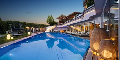 Golfurlaub - Wellnessbereich - Bayern - 25 m langer, ganzjährig beheizter Infinity-Pool mit Sprudelliegen - 5-Sterne Wellness- & Sporthotel Jagdhof