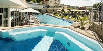 Golfurlaub - Pools: Schwimmteich - Bayern - Whirlpool, 35 °C, mit Bodensprudel und Massagedüsen - 5-Sterne Wellness- & Sporthotel Jagdhof