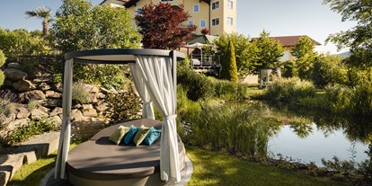 Golfurlaub - Pools: Schwimmteich - Bayern - Ruheoase mit Himmelbetten im Gartenbereich - 5-Sterne Wellness- & Sporthotel Jagdhof