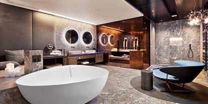 Golfurlaub - Whirlpool - Bayern - Badezimmer der Luxury-Suite mit eigener Sauna, freistehende DUO-Badewanne mit Regensystem, 
Wärmebank und Relax-Bereich - 5-Sterne Wellness- & Sporthotel Jagdhof
